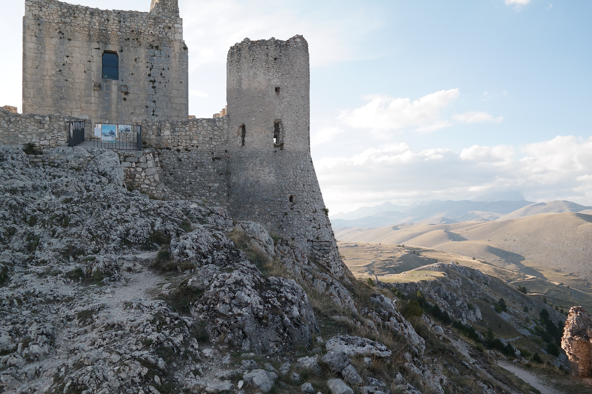 rocca-calascio-1310004_1920