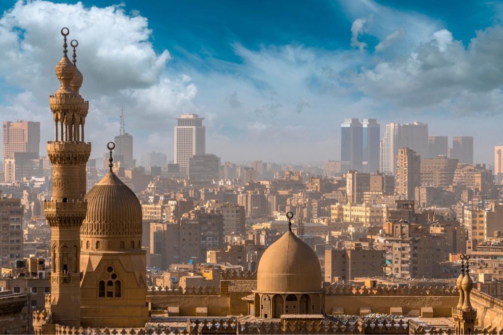 Dallalto-vista-delle-moschee-di-Sultan-Hassan-e-Al-Rifai-al-Cairo-iStock_11zon-1024x683